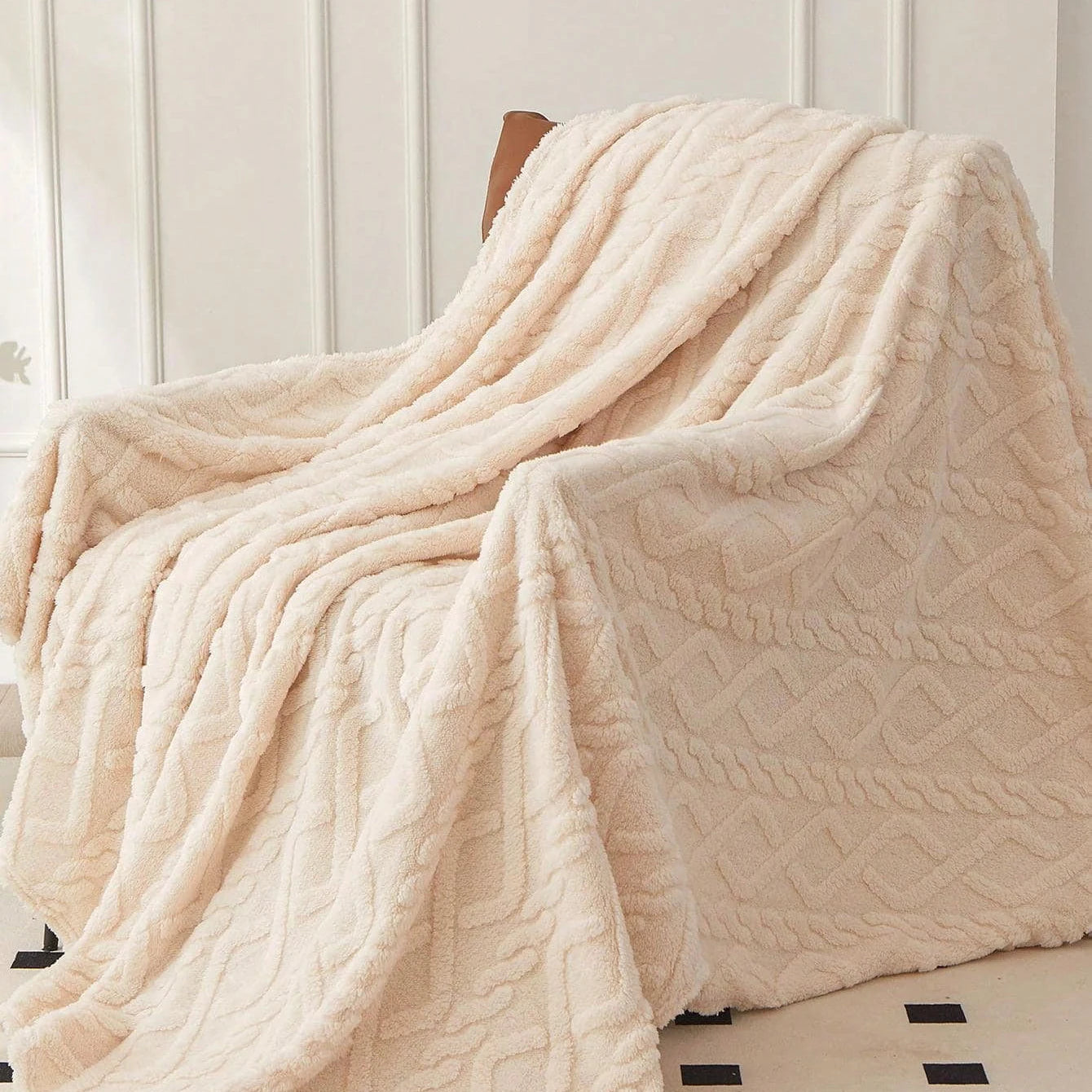 Cozy Coral Fleece Blanket - Your Perfect Multi-Purpose Companion - MANDOTOS