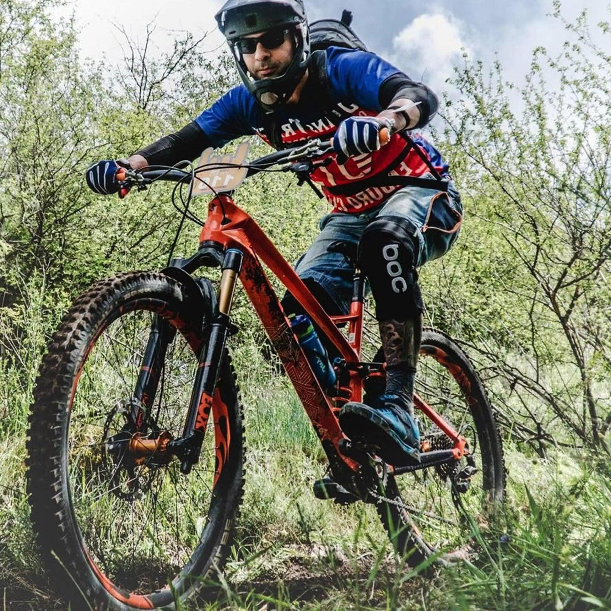 Cyclist's Lightweight Bottle Cage - MANDOTOS