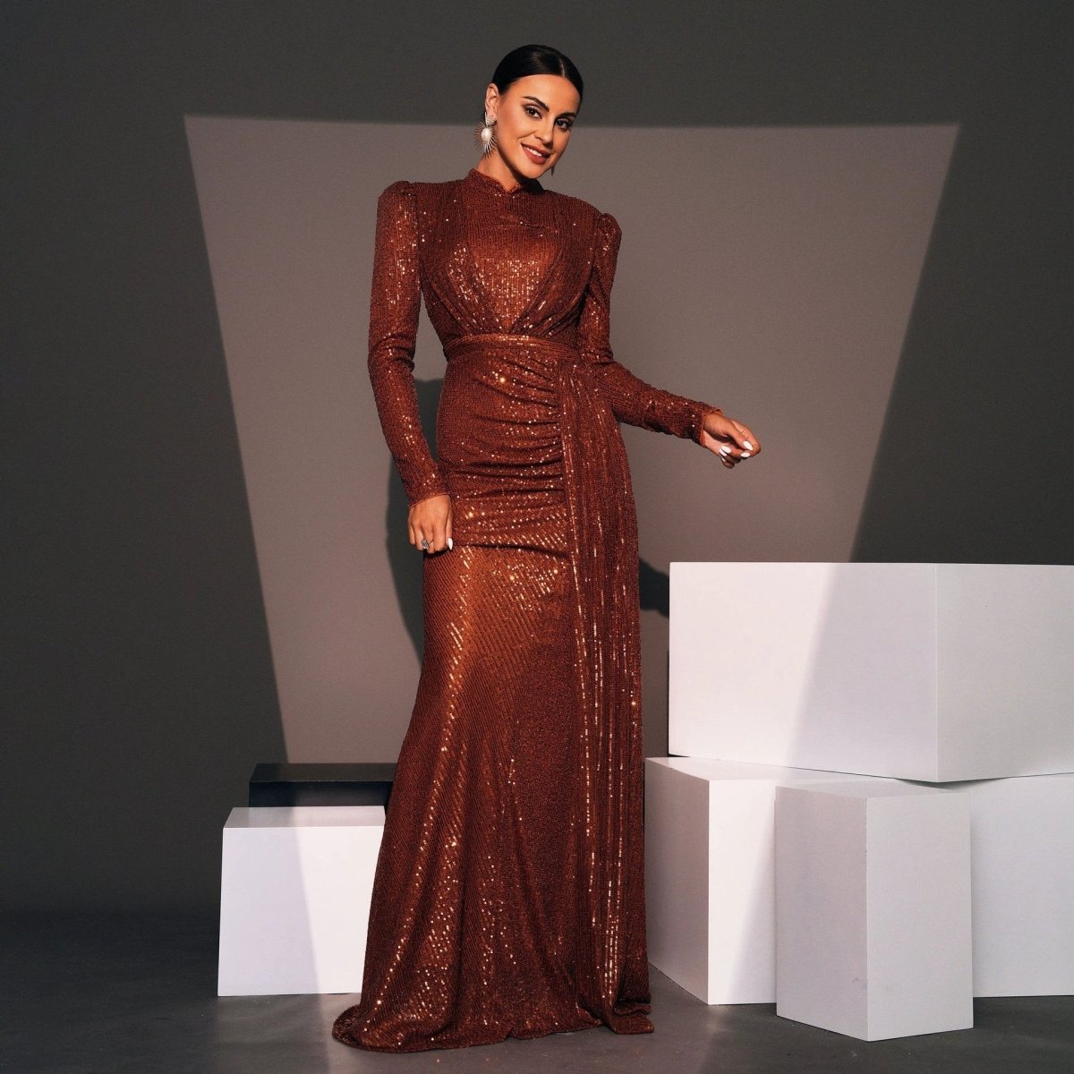 Mandotos long sleeve round neck sequined banquet dress, slim fit, elegant evening gown with shimmering embellishments