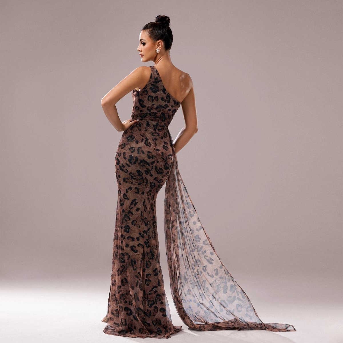 Mandotos one-shoulder leopard sequined evening dress with a diagonal collar, elegant and glamorous for special occasions.