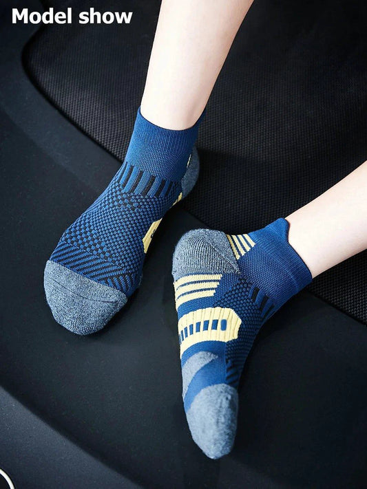 Mandotos 3-pair athletic sports socks with towel bottoms, non-slip grip, quick-drying material, suitable for men and women running and training.