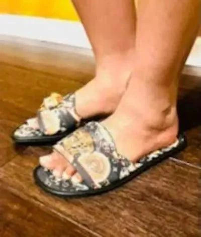 Mandotos chic flat sandals for women featuring minimalist design with open toes and comfortable straps.