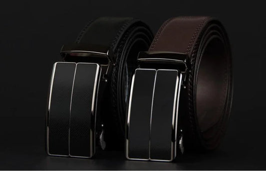 Mandotos contemporary leather belt with sleek design and smooth finish, featuring a classic buckle for everyday style.