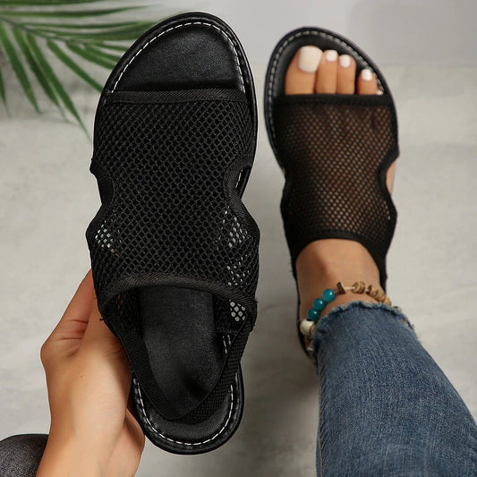 Mandotos mesh sandals for women and men, breathable flat shoes ideal for summer beach wear and casual outings.
