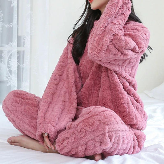 Mandotos winter pajamas set made of thickened coral velvet, featuring a warm, cozy homewear design for cold nights.