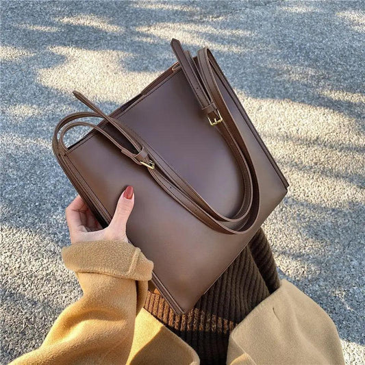 Mandotos eco-friendly vegan leather tote bag with stylish, sustainable design, featuring spacious interior and sturdy handles.