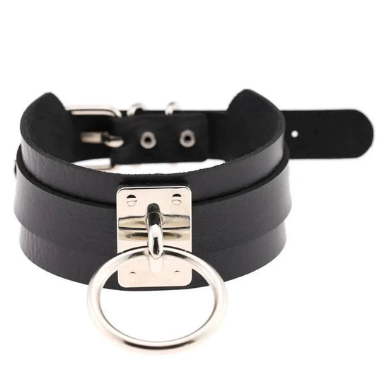 Black edgy leather choker collar from MANDOTOS with metal details, designed for stylish and bold fashion statements.