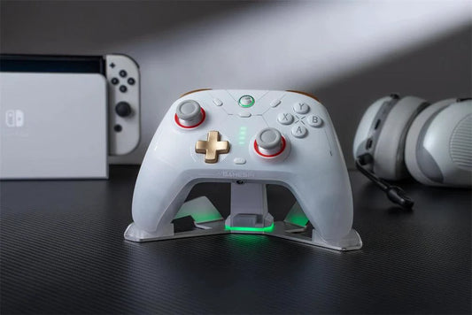 Mandotos GameSir Cyclone 2 wireless Bluetooth controller for Nintendo Switch, iPhone, and Android with Hall Effect joystick.