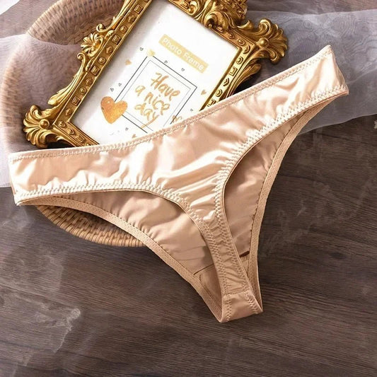Mandotos Ice Silk women's low-waist seamless panties made of quick-drying, breathable, skin-friendly fabric for comfort and intimacy.