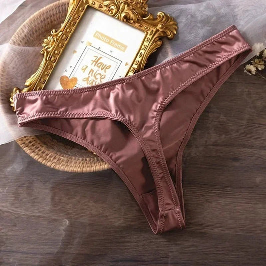 Mandotos Ice Silk women's low waist seamless panties in breathable, quick-drying, skin-friendly fabric, shown on a model.