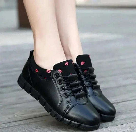 Mandotos Korean student shoes featuring classic design, lace-up style, and durable material for everyday wear.