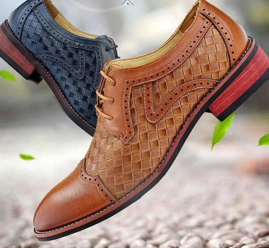 Men's pointed leather dress shoes by MANDOTOS in Korean style, featuring sleek design and polished black leather.
