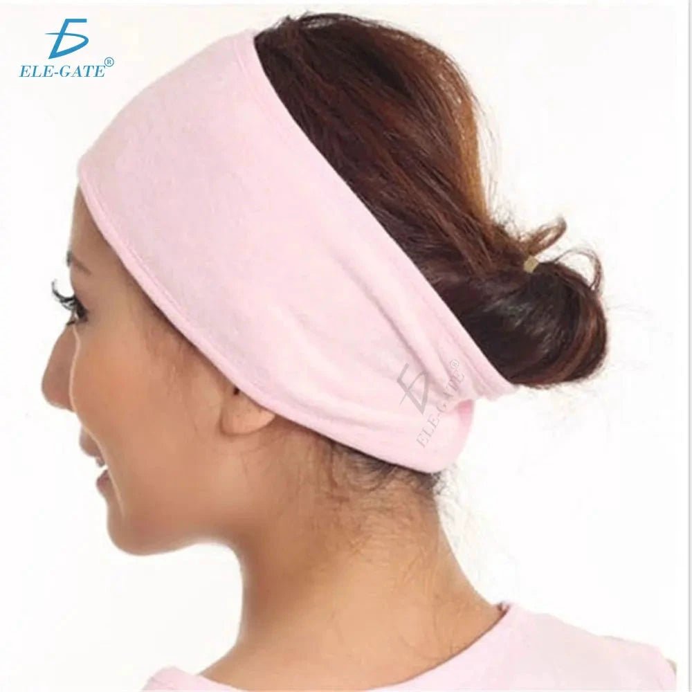 Mandotos sports headband with sweat-absorbing fabric, designed to keep hair and sweat away during workouts.