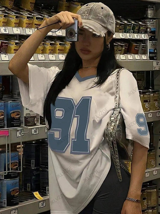 Mandotos women's retro No.91 printed V-neck T-shirt with short sleeves, sporty football jersey style, loose oversized Y2K fashion top.