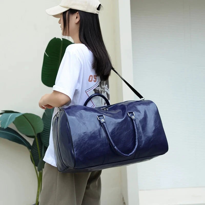 Mandotos travel bag for men and women with PU leather, large capacity, shoulder strap, duffle style, sports and luggage features.