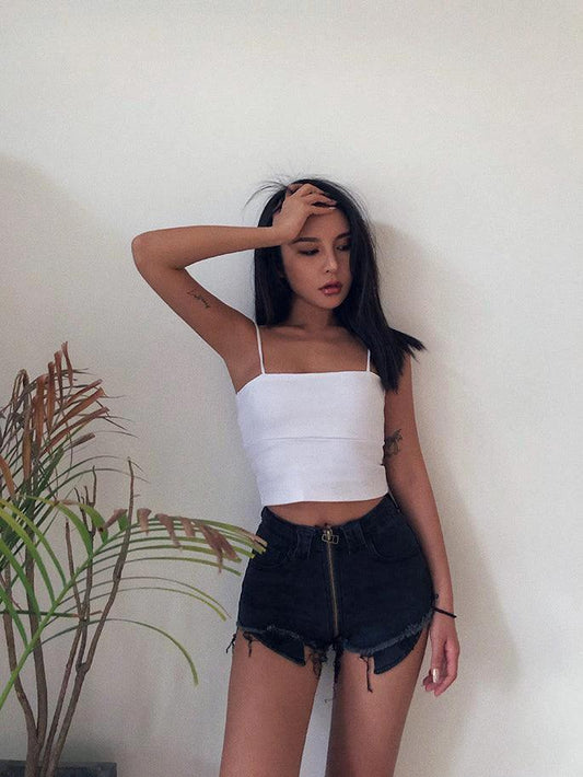 Mandotos Xuan Ya high-waisted denim shorts with hip zipper, casual summer style, showcasing fitted cut and trendy design.