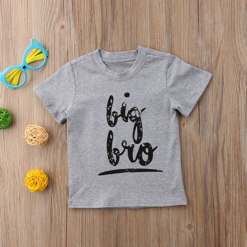 Gray toddler t-shirt with 'big bro' print, kids fashion, playful design on wood background