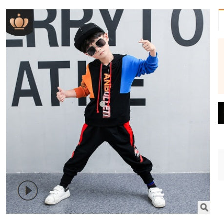 Boy wearing a Korean spring suit by Ancient Energy, long-sleeved two-piece sports outfit for children, casual and comfortable for spring.