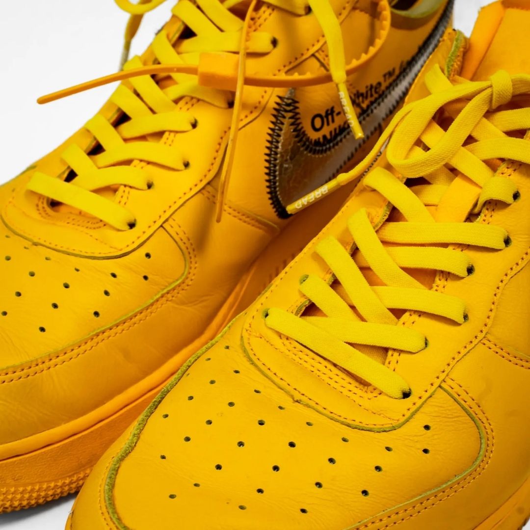 Elastic shoelace in Corona Yellow by Bread, featuring vibrant yellow color and flexible design for comfortable wear.