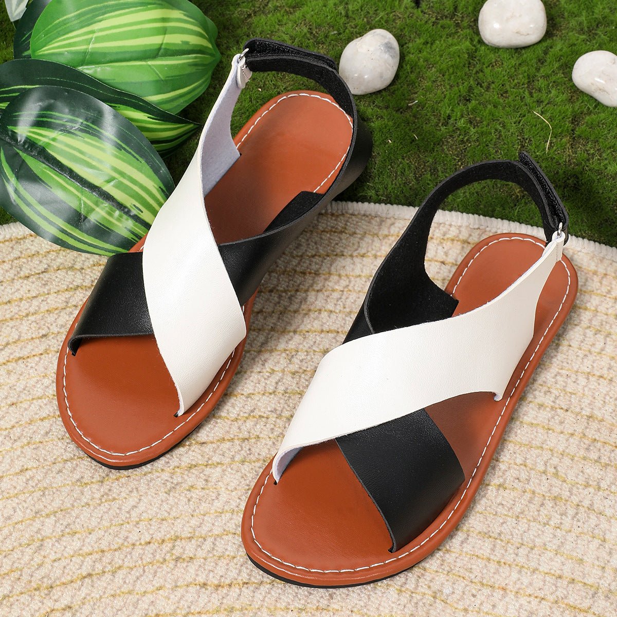 Women’s color-block cross-strap flat sandals by FitiqueFit with open toes and adjustable straps, perfect for casual summer wear.