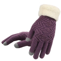 Mandotos winter knitted gloves in cozy wool, featuring ribbed cuffs and a classic design for cold weather warmth.