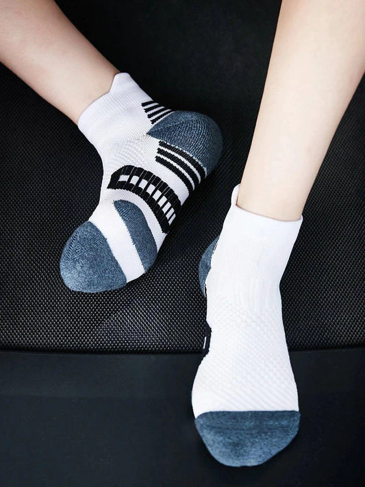 Mandotos 3-pair professional fitness sports socks with towel bottom, non-slip grip, quick-drying fabric, ideal for running and training.