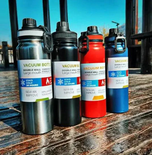 Mandotos 800ml adventure hydration cup with a secure lid and ergonomic design for outdoor activities and staying hydrated.