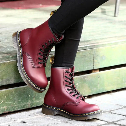 Mandotos all-season leather boots with sturdy soles and classic design, suitable for casual and outdoor wear.