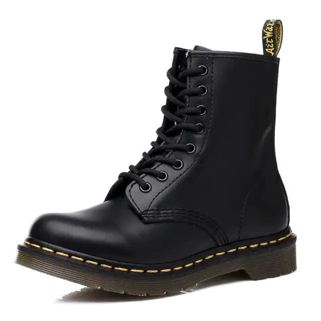 Mandotos all-season leather boots with sturdy soles and classic design, ideal for versatile everyday wear.