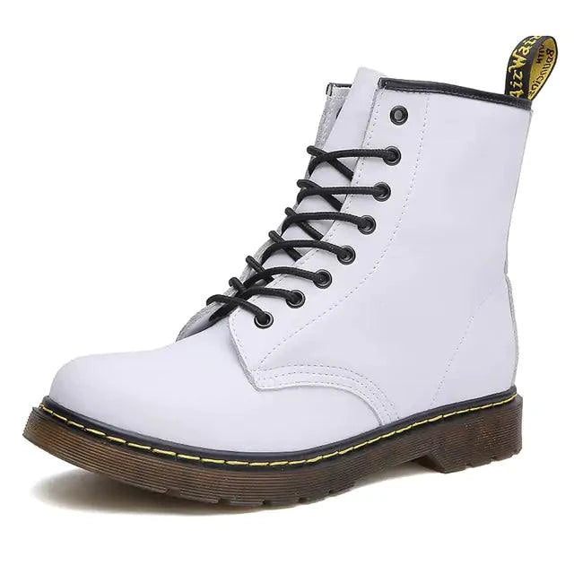 Mandotos all-season leather boots with sturdy soles and stylish design, perfect for everyday wear and versatile seasonal style.