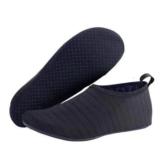 Mandotos AquaFlex unisex water shoes with quick-dry fabric, suitable for beach, yoga, and swimming activities.