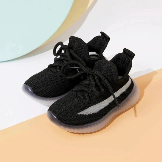 Mandotos boys' durable athletic sneakers with supportive design, featuring sturdy construction and comfortable fit for active kids.