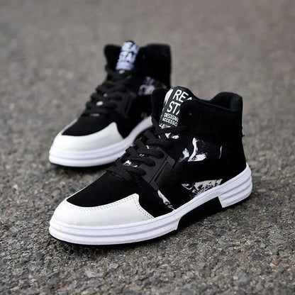 Mandotos camouflage high-top lace-up shoe with rugged design and durable fabric, ideal for casual and outdoor wear.