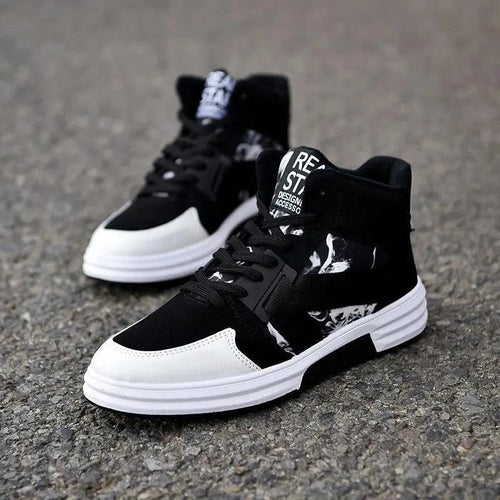 Mandotos camouflage high-top lace-up shoe with rugged design and durable fabric, ideal for casual and outdoor wear.