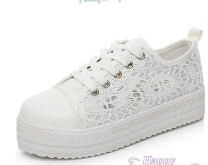 Mandotos women's canvas shoes featuring a casual, stylish design with white laces and a comfortable sole.