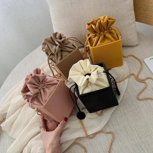 Mandotos chic alligator pattern bucket bag with adjustable strap and gold-tone hardware, stylish accessory for modern outfits.
