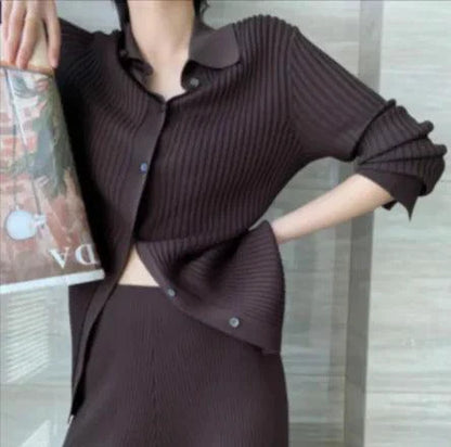 Mandotos chic knit collared ensemble featuring a stylish knit top and matching pants in soft, neutral tones.