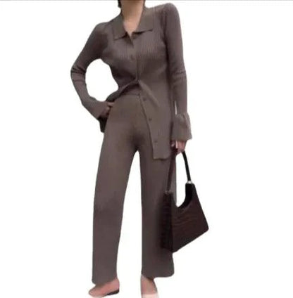 Mandotos chic knit collared ensemble featuring a stylish knit top and matching pants for a modern, sophisticated look.