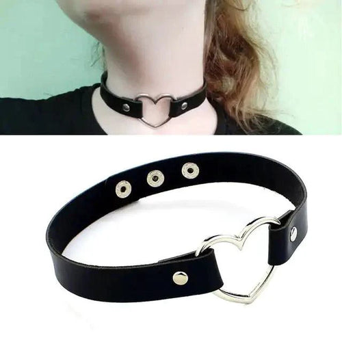 Mandotos chic leather collar with stylish design, adjustable buckle, and smooth finish for dogs or cats.