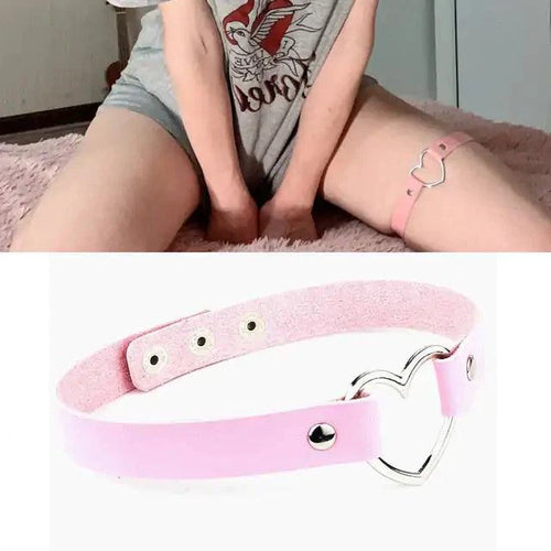 Mandotos chic leather collar with stylish design and adjustable buckle, perfect for pets or fashion accessories.