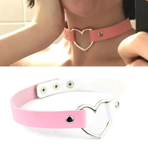 Mandotos chic leather collar with sleek design, adjustable strap, and metal buckle for stylish pet accessory.
