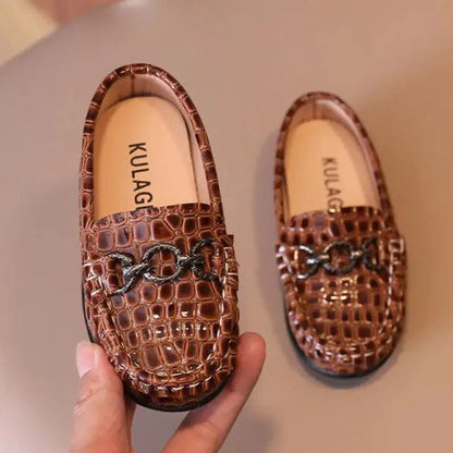 Mandotos chic toddler leather kicks in stylish design, featuring soft leather and vibrant color accents for comfortable little feet.