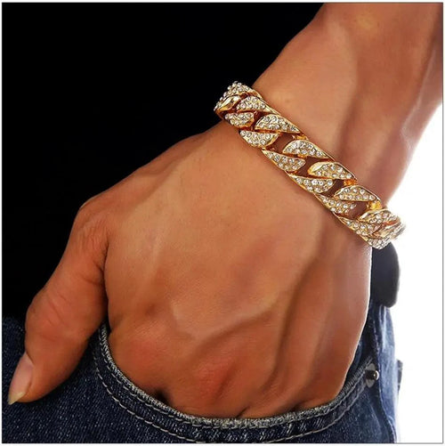 Mandotos Clyde Elegance gold bracelet featuring sleek design and polished finish, perfect for sophisticated style.