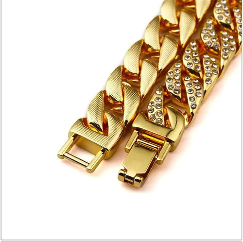 Mandotos Clyde Elegance gold bracelet featuring sleek, modern design with polished gold finish and delicate chain links.