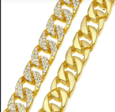 Mandotos Clyde Elegance gold bracelet featuring sleek design and polished finish, perfect for stylish accessorizing.