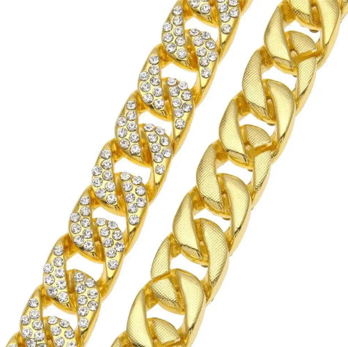 Mandotos Clyde Elegance Gold Bracelet featuring sleek gold links and a sophisticated design for stylish wear.