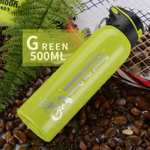 Mandotos CycleTherm insulated water bottle with a sleek design and secure cap for keeping drinks hot or cold on the go.