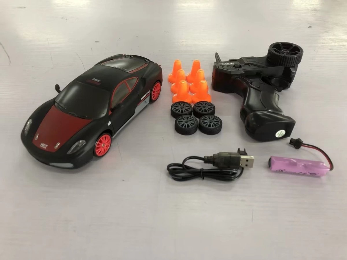 Mandotos 2.4G 4WD RC Drift Car GTR AE86 model with remote control, toy racing car for children, ideal for Christmas gifts.