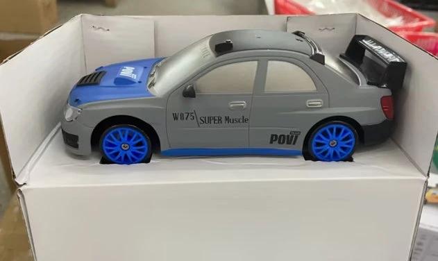 Mandotos 2.4G 4WD RC Drift Car GTR AE86 model with remote control, toy racing car ideal for children and Christmas gifts.