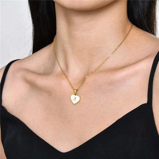 Mandotos 26-letter heart-shaped necklace with white shell pendant, love-themed clavicle chain jewelry for women, ideal for Valentine's Day